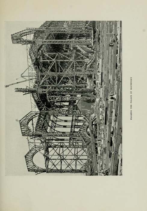 Foto des hölzernen Bogengerüsts einer riesigen Ausstellungshalle im Bau.