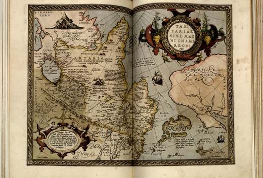 Handkolorierte Karte Nordasiens von 1570 mit verziertem Titelfeld und einem Herrscher, der in einem Zelt sitzt.