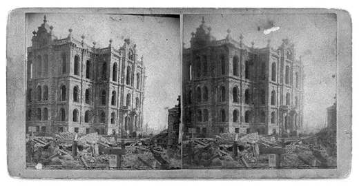 Stereografie der ausgebrannten Hülle des Chicagoer Gerichtsgebäudes, umgeben von Schutt.